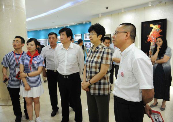 中国文联党组领导在文艺研修院常务副院长傅亦轩（右二）和副院长赵文民（左三）陪同下观展